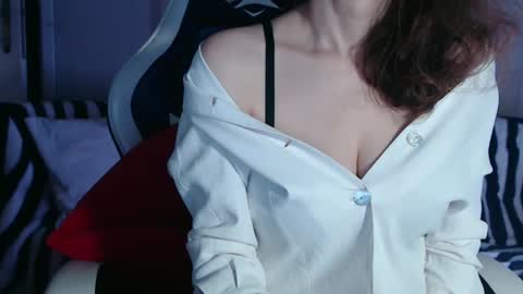 Snapshot of deessedivine chatting on 01.17.25 KamiDevi online show from 01.17.25