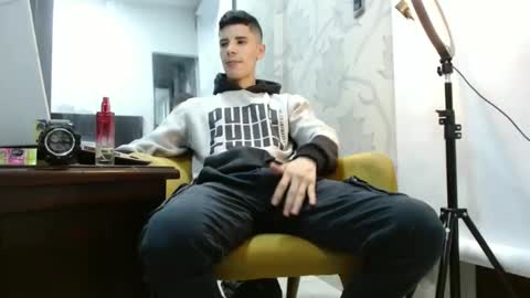 Snapshot of delglo chatting on 10.04.25 delglo online show from 10.04.25