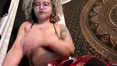 Snapshot of deluxxxeblu chatting on 02.11.25 TankinBody online show from 02.11.25