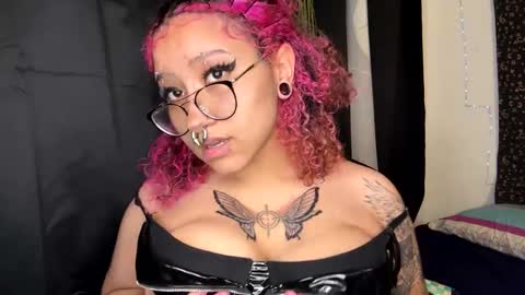 Snapshot of deluxxxeblu chatting on 02.27.25 TankinBody online show from 02.27.25