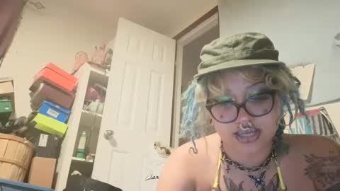 Snapshot of deluxxxeblu chatting on 10.21.25 TankinBody online show from 10.21.25