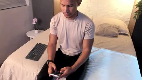 Snapshot of dereck_myers chatting on 12.16.24 Dereck Myers online show from 12.16.24