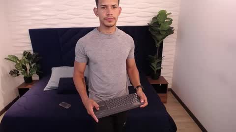 Snapshot of dereck_myers chatting on 01.13.25 Dereck Myers online show from 01.13.25