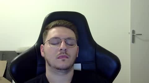 Snapshot of dervechi chatting on 10.13.25 dervechi online show from 10.13.25