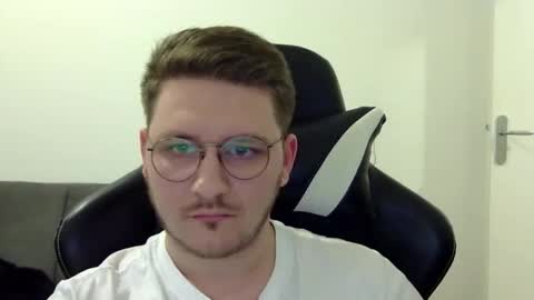 Snapshot of dervechi chatting on 11.28.25 dervechi online show from 11.28.25