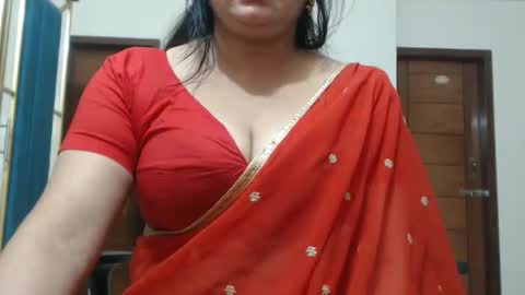 Snapshot of desimaisa130 chatting on 05.17.26 Maisa online show from 05.17.26