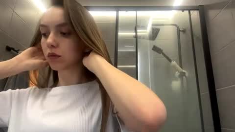 Snapshot of desirewingard chatting on 05.12.26 Ksenia online show from 05.12.26