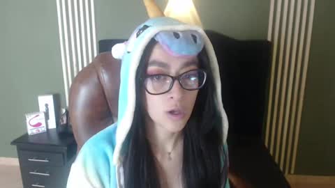 Snapshot of desiring__angel chatting on 12.18.24 Desiring Angel online show from 12.18.24