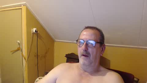 Snapshot of destelp chatting on 10.03.25 destelp online show from 10.03.25