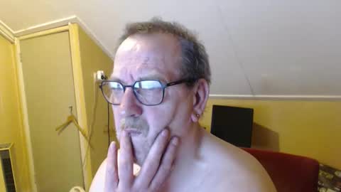 Snapshot of destelp chatting on 04.30.26 destelp online show from 04.30.26
