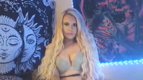 Snapshot of devyn_winter chatting on 10.31.25 devyn winter online show from 10.31.25