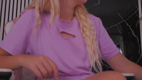 Snapshot of diamond_ava_ chatting on 06.23.26 Thea online show from 06.23.26
