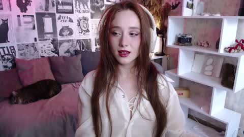 Hi im Alice 3 Im usualy online 03-10 or 17-21 UTC0 online show from 10.08.25