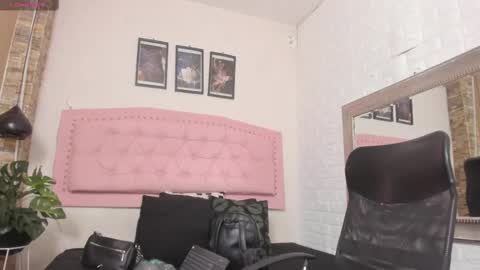 Snapshot of diosaa_golden chatting on 02.17.25 DIOSA online show from 02.17.25