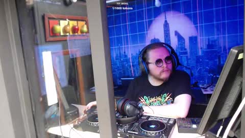 Snapshot of dj_capitain_claw chatting on 01.17.25 Adrian Arturo online show from 01.17.25