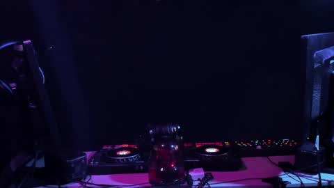 Snapshot of dj_capitain_claw chatting on 02.01.25 Adrian Arturo online show from 02.01.25