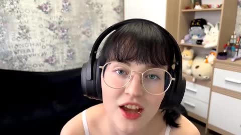 Snapshot of dodiebabikian chatting on 09.09.25 Annie PVT IS OPEN online show from 09.09.25