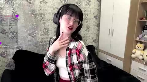 Snapshot of dodiebabikian chatting on 09.24.25 Annie PVT IS OPEN online show from 09.24.25