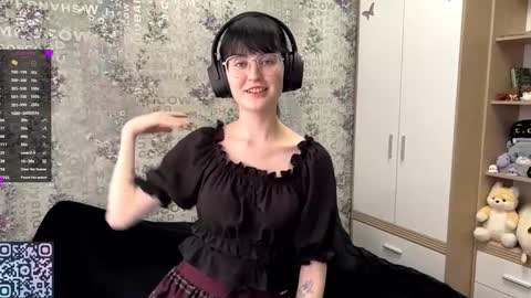 Snapshot of dodiebabikian chatting on 09.25.25 Annie PVT IS OPEN online show from 09.25.25