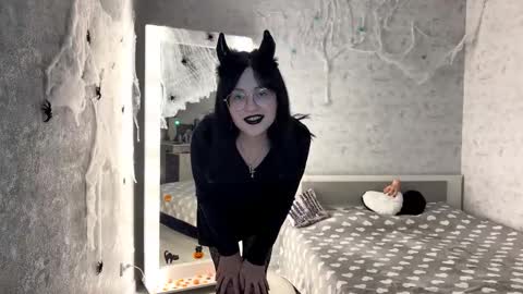 Snapshot of dodiebabikian chatting on 10.26.25 Annie PVT IS OPEN online show from 10.26.25