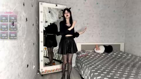 Snapshot of dodiebabikian chatting on 10.27.25 Annie PVT IS OPEN online show from 10.27.25