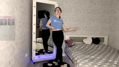 Snapshot of dodiebabikian chatting on 11.05.25 Annie PVT IS OPEN online show from 11.05.25