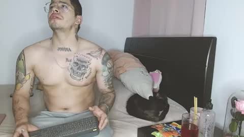 Snapshot of doll_and_sex chatting on 01.22.25 Auro and Santiago online show from 01.22.25