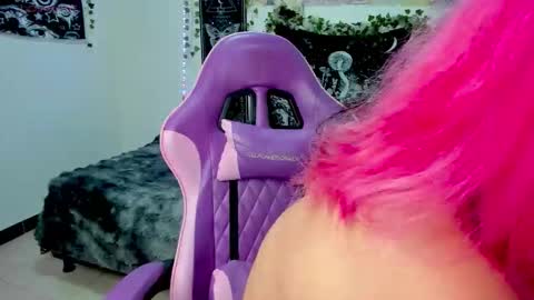 Snapshot of dolly_bones chatting on 10.18.25 dolly_bones online show from 10.18.25