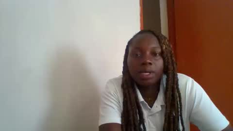 Snapshot of dollyvee chatting on 04.21.26 dollyvee online show from 04.21.26