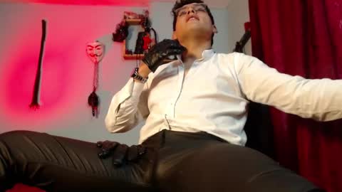 Snapshot of dom2travelers_sm chatting on 09.09.25 Diego Castell online show from 09.09.25