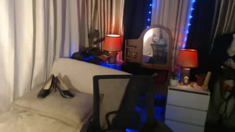 Snapshot of dominantrix_diannaxxx chatting on 12.16.24 diana online show from 12.16.24