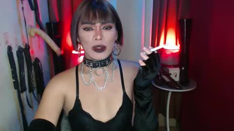 Snapshot of dominantrix_diannaxxx chatting on 11.19.25 diana online show from 11.19.25
