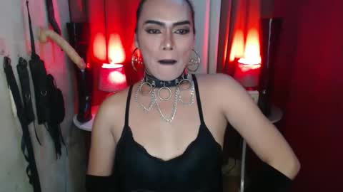 Snapshot of dominantrix_diannaxxx chatting on 11.22.25 diana online show from 11.22.25