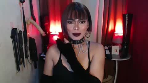 Snapshot of dominantrix_diannaxxx chatting on 12.01.25 diana online show from 12.01.25