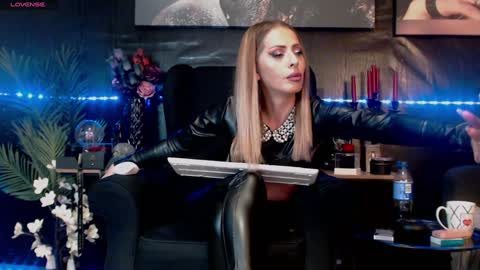 Snapshot of dominatrixeve chatting on 01.10.25 Dominatrix Eve online show from 01.10.25