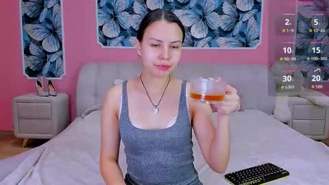 Snapshot of donna_won chatting on 10.19.25 Donna Won online show from 10.19.25