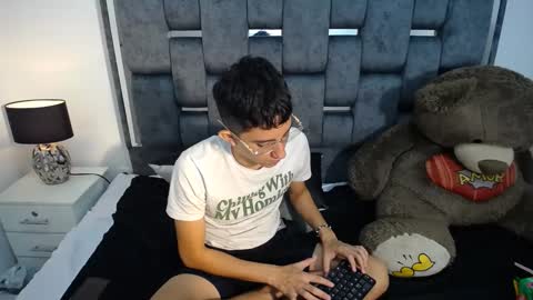 Snapshot of dravith_and_valery chatting on 03.01.25 -- nicolle and jhon -- online show from 03.01.25