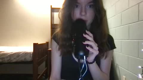 Snapshot of dream1girl_ chatting on 03.11.25 ur dream girl online show from 03.11.25