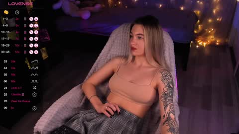 Snapshot of dreamaise chatting on 12.03.24 Mary pvt open use pink and blue app lovense online show from 12.03.24