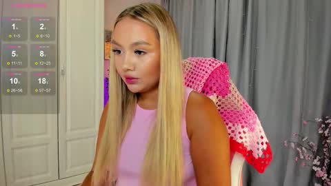 Snapshot of dreamaise chatting on 09.18.25 Mary pvt open use pink and blue app lovense online show from 09.18.25