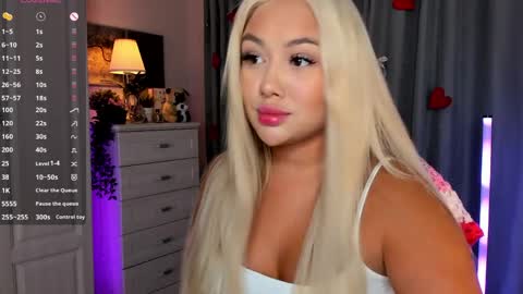 Snapshot of dreamaise chatting on 04.02.26 Mary pvt open use pink and blue app lovense online show from 04.02.26