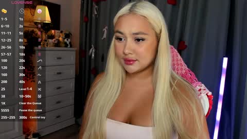 Snapshot of dreamaise chatting on 04.22.26 Mary pvt open use pink and blue app lovense online show from 04.22.26