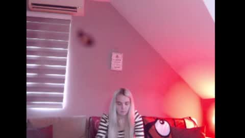 Snapshot of dreamcatcherfantasy chatting on 05.18.26 A girl online show from 05.18.26