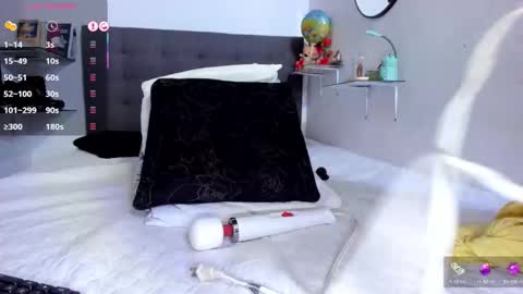 Dulce Maria online show from 10.18.25