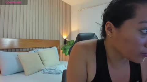 E S T R E L L A online show from 10.17.25