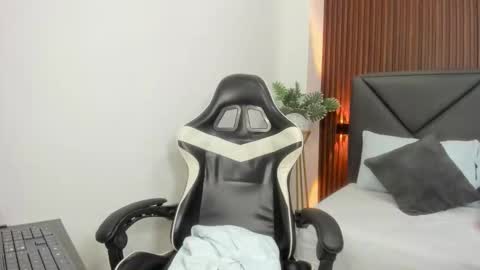 E S T R E L L A online show from 10.18.25