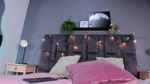 DULCE AURORA online show from 12.23.25