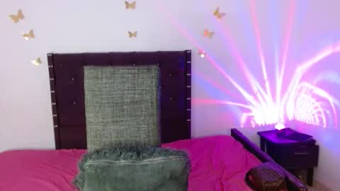 Snapshot of dulcesexy18 chatting on 04.19.26 dulcesexy18 online show from 04.19.26