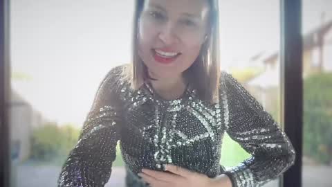 Nadia Ferreira  online show from 02.05.25