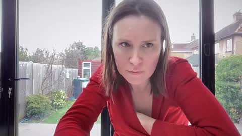 Nadia Ferreira  online show from 02.12.25